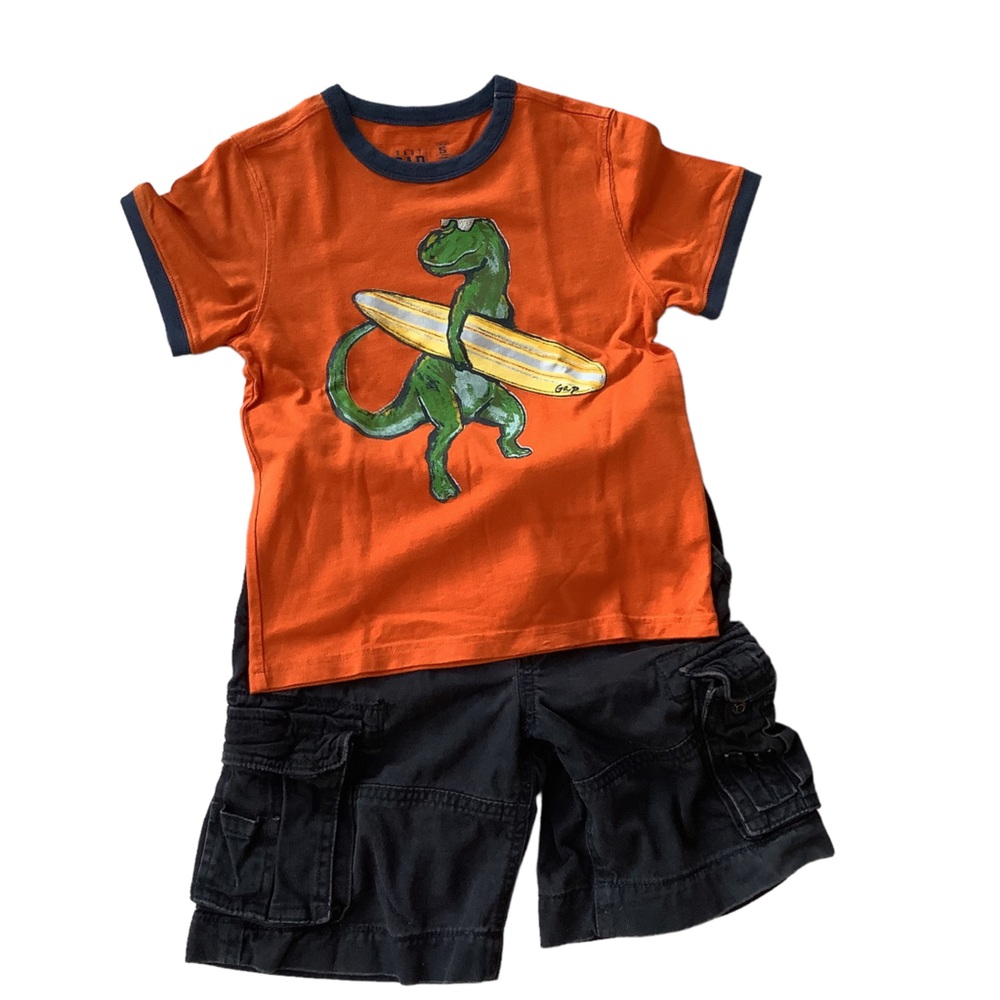 Gap 2 piece short sleeve tee and cargo shorts set. Size 5,6.